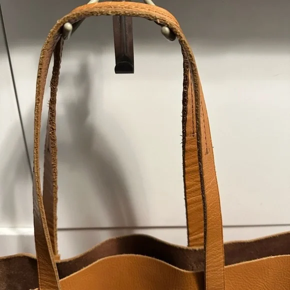 Madewell Medium Leather Tote with Pouch - Picture 3 of 5